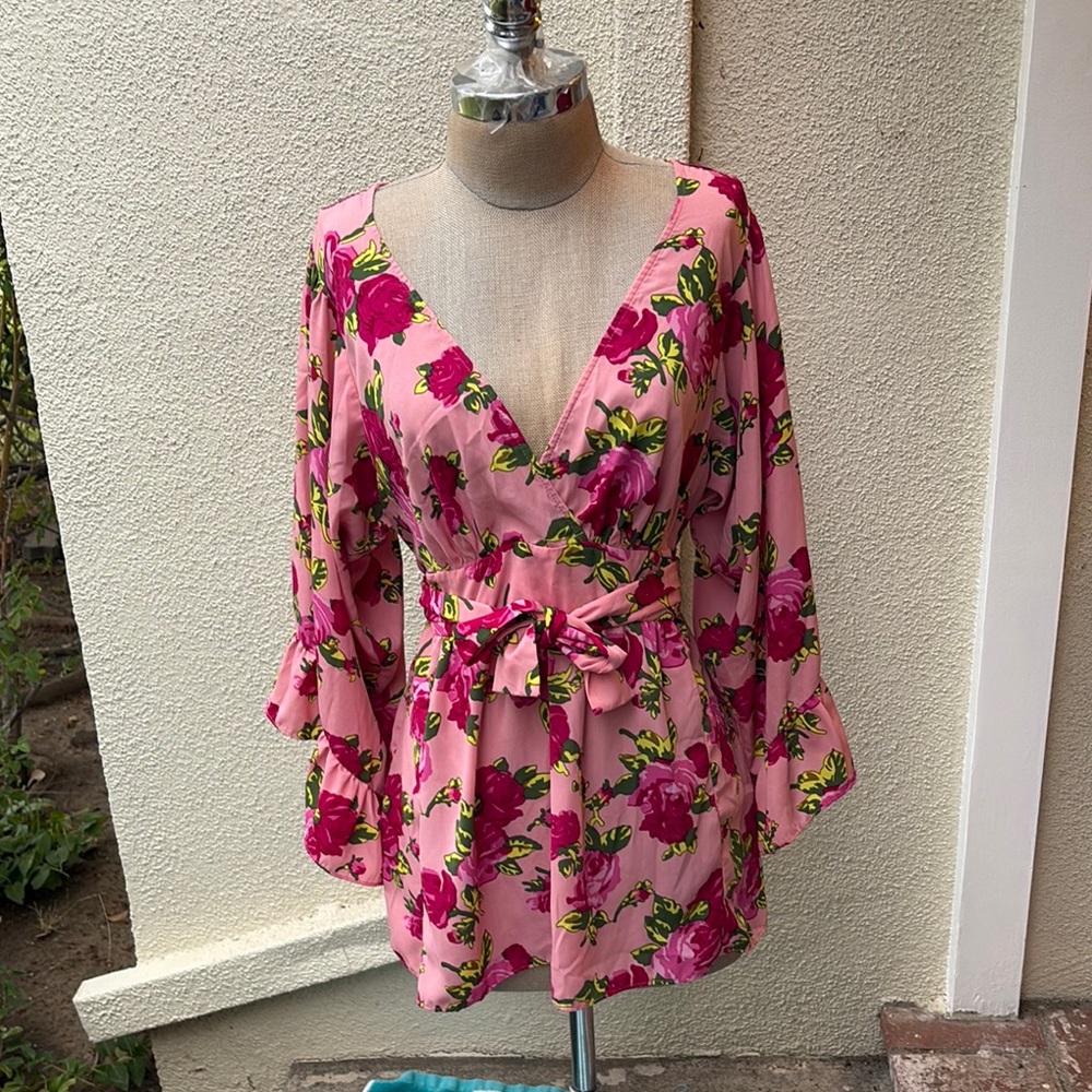 Vintage Betsey Johnson beautiful floral ‘80’s blouse w/ wrapped around tie. - Picture 3 of 13